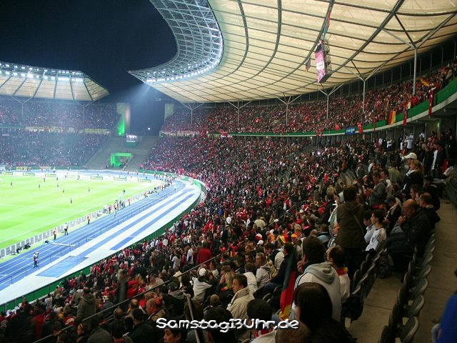 Unsere Plätze sind unten in der 2. Reihe.