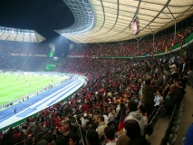 Unsere Plätze sind unten in der 2. Reihe.