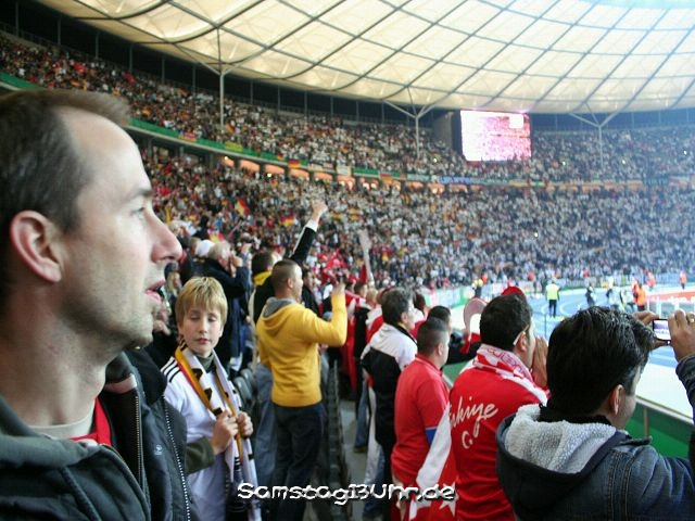 Endlich mal wieder ein ausverkauftes Haus in Berlin: 2 Samstag13Uhr-Mitglieder und 74.242 Sonstige