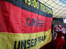 Mit unserer Vereinsfahne kann den Jungs - wie schon in Basel - nichts passieren.