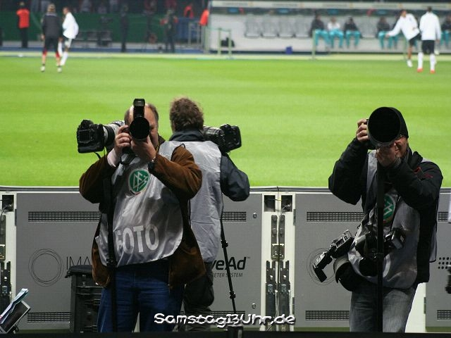 Seht Ihr: Selbst für die Samstag 13 Uhr-Fangemeinde hat der DFB 2 Fotografen abgestellt!