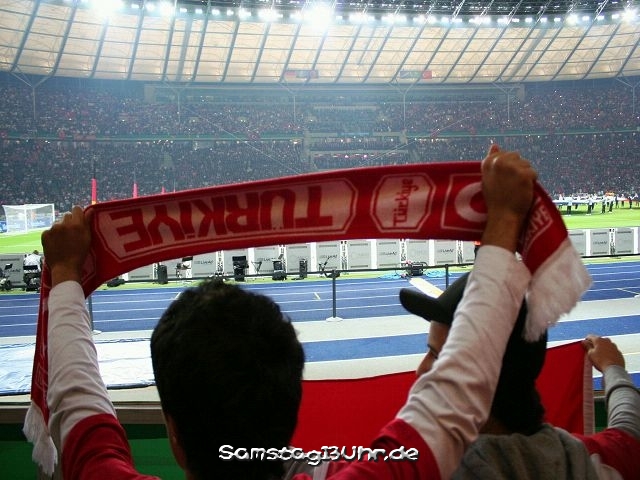 Bei der türkischen Hymne den Schal falschrum. Das kann ja nur schiefgehen.