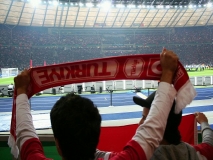 Bei der türkischen Hymne den Schal falschrum. Das kann ja nur schiefgehen.