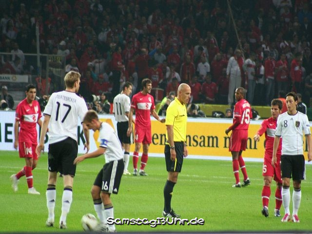 Howard Webb aus England pfiff diesmal souverän und stets korrekt, auch wenn das auf türkischer Seite manchmal anders gesehen wurde.