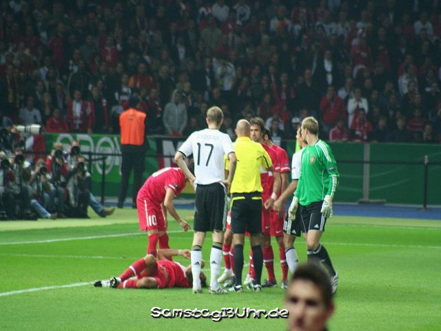 Servet Cetin liegt mit Nasenbluten im deutschen Strafraum. Aber kein Foul. Kurz darauf gings aber mit neuem roten Trikot weiter.