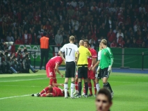 Servet Cetin liegt mit Nasenbluten im deutschen Strafraum. Aber kein Foul. Kurz darauf gings aber mit neuem roten Trikot weiter.