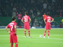 Anstoss zu Halbzeit Zwo. Klassisch: Verlierer fängt an.