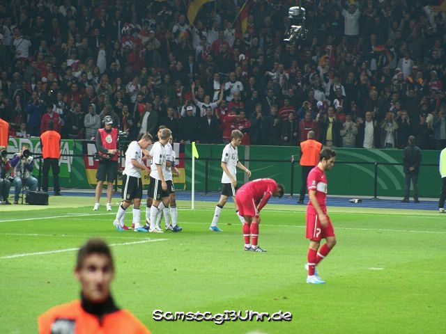 Reaktionen auf das Tor zum 2:0 durch Mesut Özil in der 79. Minute!