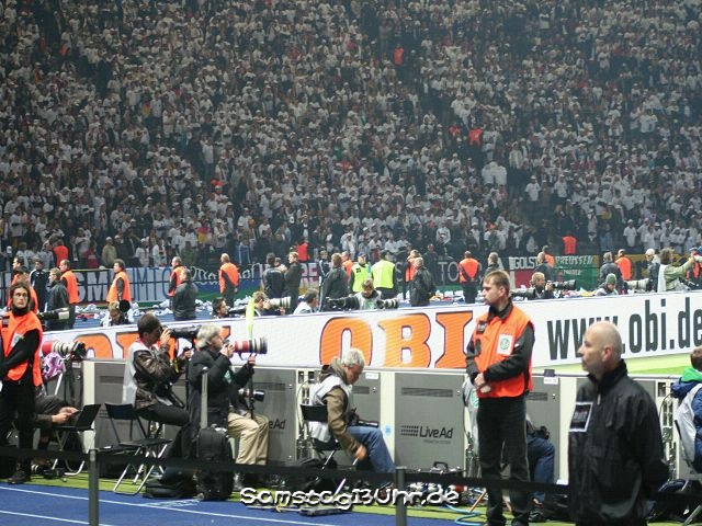 Beste Stimmung und absolut friedlich auf beiden Seiten. Was die vielen Ordner da sollten, hat keiner verstanden!