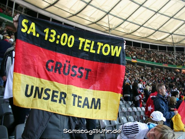 Unten rechts: Der kleine Fan verneigt sich vor unserer Fahne!