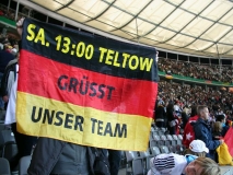 Unten rechts: Der kleine Fan verneigt sich vor unserer Fahne!